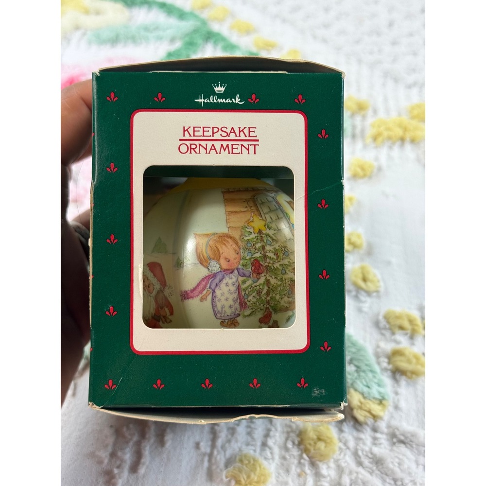 Vintage 1987 Hallmark Betsey Clark Home for Christmas Glass Ornament QX272-7 - Picture 2 of 7